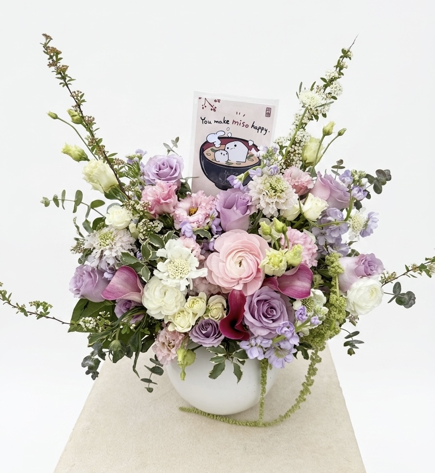 Elegant Miele Dorato - Ceramic Vase filled with pastel roses, lavender blooms, and delicate greenery.