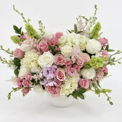 Secret Garden – Elegant Ceramic Vase featuring a lush arrangement of pink and white roses, hydrangeas, and green accents.
