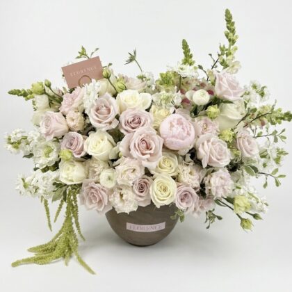 Ma Petite Confession – Refined Ceramic Vase filled with soft pink and cream roses, peonies, and delicate greenery.