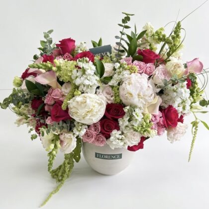 Lettre d'Amour – Elegant Ceramic Vase Centerpiece featuring lush pink roses, white peonies, and greenery in a white vase.