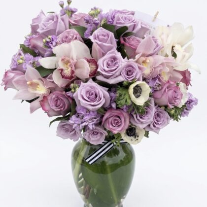 Chic Opale – Luxurious Floral Vase featuring lavender roses, orchids, and anemones in a glass vase.